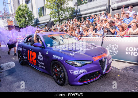 Covent Garden, Londres, Royaume-Uni. 05/08/2018. Alfa Romeo Guila violet feuilles au début de la 2018 Gumballl 3000 rallye. Banque D'Images