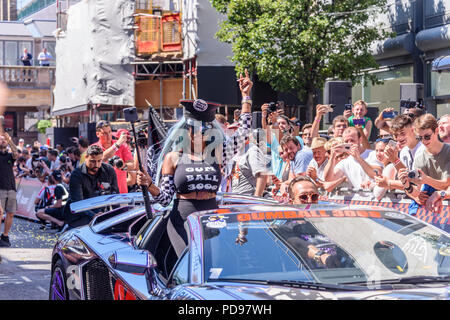 Covent Garden, Londres, Royaume-Uni. 05/08/2018. Divina DelaCruz de @TeamSalamone entre dans l'esprit de fête qu'elle et Brian Salamone démarrer le rallye Gumball 2018 3000. Banque D'Images