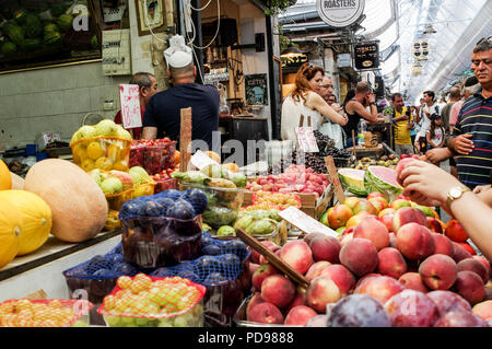 Shoppers au marché Mahane Yehuda, dans le centre de Jérusalem, Israël Banque D'Images