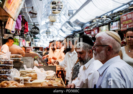 Les trémies à juif le marché Mahane Yehuda, dans le centre de Jérusalem, Israël Banque D'Images