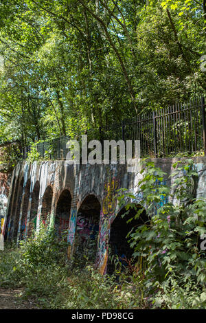 Graffitis colorés pulvérisés sur les ponts de chemin de fer désaffectée le long de la prairie-parc à pied, une ancienne ligne de chemin de fer et maintenant Londres réserve naturelle locale la plus longue Banque D'Images