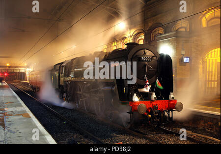 70000 'Britannia' attend à Preston d'attente en station pour transporter le train royal le 24.1.12. Banque D'Images