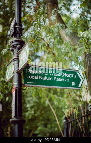 Un panneau vert en direction du parc à pied (nord), le plus ancien de Londres la réserve naturelle locale Banque D'Images