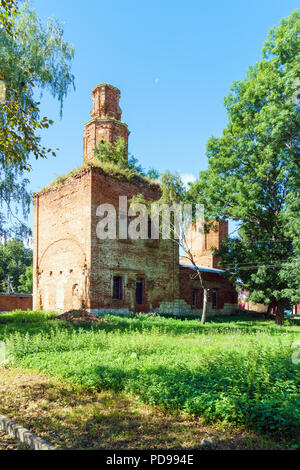 Ruines d'une église en brique de style baroque du 18ème siècle dans une petite ville de province, Venev, Toula, Russie Banque D'Images