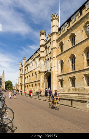 L'extérieur du Corpus Christi College de Trumpington Street avec les gens marcher sur la chaussée à l'extérieur, Cambridge, Royaume-Uni Banque D'Images