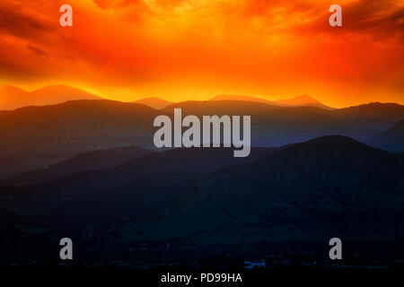 Belle rouge orange sunset glow sur la silhouette des montagnes Rocheuses Banque D'Images