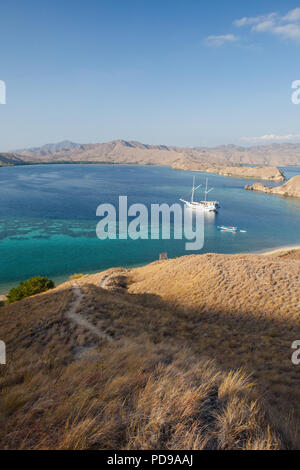 Les îles arides dans le Parc National de Komodo, en Indonésie, sont entourés par de magnifiques récifs coralliens frangeants. Cette région est connue pour ses dragons et les récifs. Banque D'Images