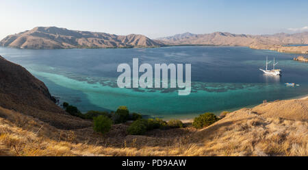 Les îles arides dans le Parc National de Komodo, en Indonésie, sont entourés par de magnifiques récifs coralliens frangeants. Cette région est connue pour ses dragons et les récifs. Banque D'Images