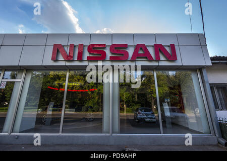 BELGRADE, SERBIE - Juillet 29, 2018 : logo Nissan sur leur principal magasin concessionnaire Belgrade. Nissan est un constructeur automobile japonais et voiture Banque D'Images