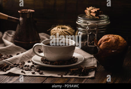 Tasse de café avec un muffin, différentes épices et d''ustensiles de cuisine Banque D'Images