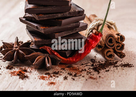 Poivre de Cayenne à sec avec du chocolat, l'anis étoilé et le bâton de cannelle. Banque D'Images