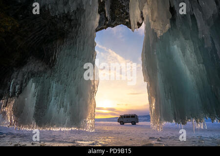 Grotte de glace sur l'île d'Olkhon sur le lac Baïkal en Sibérie à l'heure d'hiver Banque D'Images