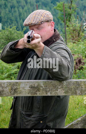 Agriculteur en pointant un fusil à canon double de l'avant Banque D'Images