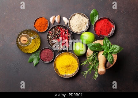 Différentes épices et herbes sur table en pierre. Vue d'en haut Banque D'Images