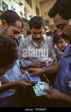 Bagdad, Irak - Octobre 1995 - les Irakiens de toutes les classes Aller à la deuxième part des marchés publics pour trouver des articles et des pièces de rechange qu'on ne retrouve nulle part ailleurs en raison de la stricte des sanctions des Nations Unies imposées durant les années 1990 en raison de l'invasion du Koweït en 1990. Banque D'Images