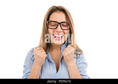 Casual young woman with fists par fermer les yeux et crier avec win à la super heureux sur fond blanc Banque D'Images