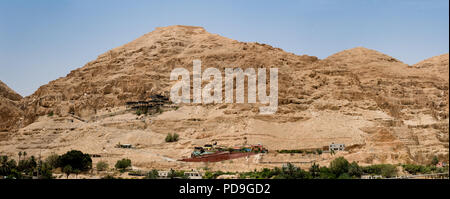 Vue panoramique sur le mont de la Tentation palestinienne où Jésus résista à l'tempratations de Satan après le jeûne pendant 40 jours dans le désert. Le m Banque D'Images