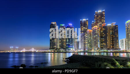 Busan, Corée du Sud - Aug 8, 2018 : Gratte-ciel de la Cité Marine en front de Haeundae, à Busan. vue de la baie 101. Banque D'Images