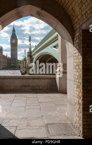 Le Big Ben encadr dans une arche de ce point de vue inhabituel