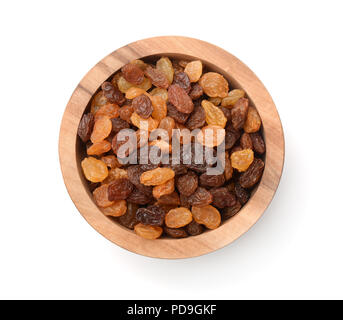 Vue de dessus du bol en bois plein de raisins isolated on white Banque D'Images