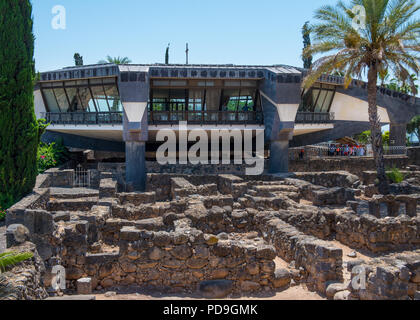 Capernaüm, Israël 18 Mai 2018:église moderne sur les ruines du village de basalte sombre Capharnaüm, sur les bords de la mer de Galilée, où Banque D'Images