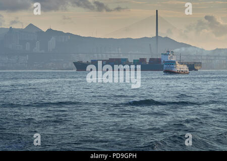 Evergreen Container Ship, jamais de friandises, traversant le port de Victoria, vedette de l'Kwai Tsing Terminal à conteneurs, Hong Kong. Banque D'Images