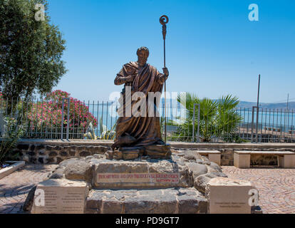 Capharnaüm, Galilée 18 Mai 2018 : Statue de saint Pierre dans le village de Capharnaüm où il a vécu avec Jésus et la mer de Galilée dans l'arrière-plan Banque D'Images