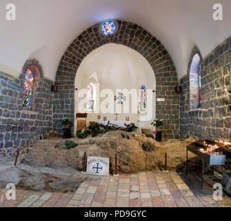 Tabgha, Galilée, Israël 18 Mai 2018 : l'Intérieur et de l'autel de l'église franciscaine de la primauté de Pierre, Tabgha, Mer de Galilée. Construit en 1933 inc Banque D'Images