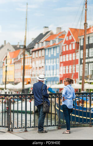 Copenhague, Danemark - 7 juillet 2017. Les touristes profiter de la magnifique vue d'été de Nyhavn pier. Les façades colorées avec des bateaux et yachts Banque D'Images