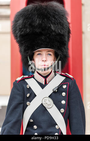 Copenhague, Danemark - 7 juillet 2017. Vue de la place d'Amalienborg avec une femelle garde royale (Royal Life Guard) debout, en face de l'Levetzau Pa Banque D'Images