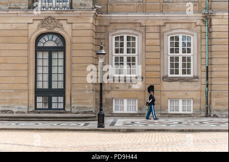 Vue de la place d'Amalienborg avec une femelle garde royale (Royal Life Guard) debout devant l'Levetzau's Palace. Danois traditionnel architectur Banque D'Images
