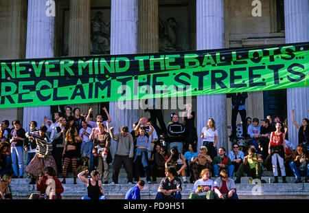 Reclaim the Streets mouvement anti Voiture, Trafalgar Square, London, England, UK, FR. Banque D'Images