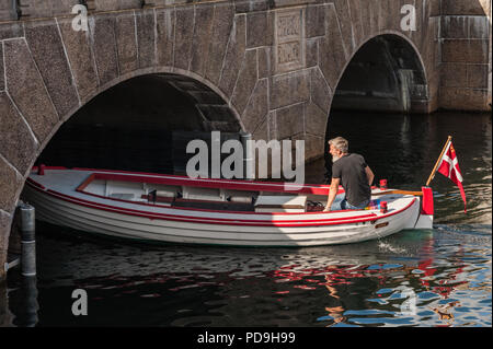 Copenhague, Danemark - 8 juillet 2017. Scenic vue d'été d'un bateau sur un canal, sur le point de passer sous un pont. Banque D'Images