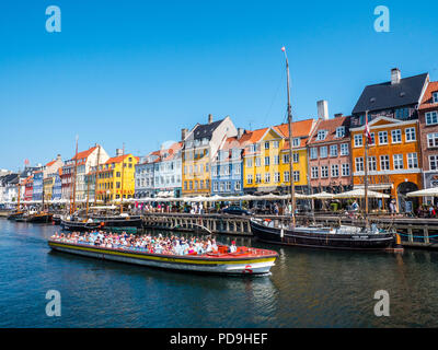 Bateau d'excursion, Nyhavn, Zone Touristique, Canal, Copenhague, Danemark, Europe. Banque D'Images