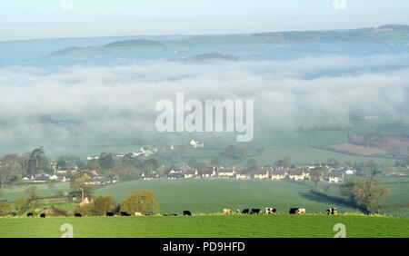 Matin brumeux sur village de Musbury et ax vallée dans l'est du Devon AONB (Région de beauté naturelle exceptionnelle) Banque D'Images