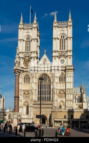 Angleterre Londres, 04 août 2018 Les deux tours de la façade ouest de l'abbaye de Westminster, site traditionnel du couronnement des monarques britanniques depuis 10 Banque D'Images