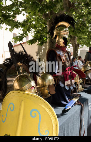 Une rangée de casques de gladiateurs de l'afficheur pendant un week-end de l'événement historique qui a eu lieu à l'intérieur des murs de la citadelle d'Ajaccio à Ajaccio en Corse, France. Banque D'Images