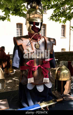 Casques et Romain soldat romain plein corps amour de l'afficheur pendant un week-end de l'événement historique qui a eu lieu à l'intérieur des murs de la citadelle d'Ajaccio à Ajaccio sur Corsi Banque D'Images