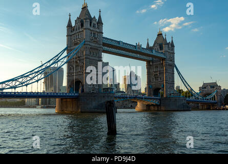 Angleterre Londres, 04 août 2018 le célèbre Tower Bridge, vu de Butler's Wharf de nuit Banque D'Images