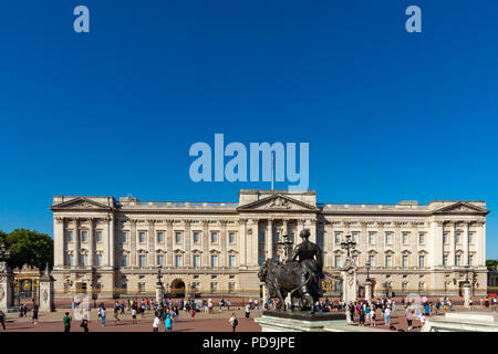 Angleterre Londres, 05 août 2018 Le Victoria Memorial, à l'extérieur de Buckingham Palace, la résidence de Londres de Sa Majesté la reine Elizabeth 2e Banque D'Images