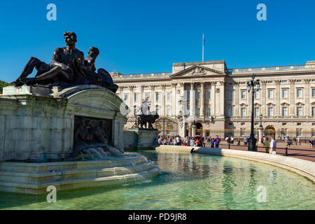 Angleterre Londres, 05 août 2018 Le Victoria Memorial, à l'extérieur de Buckingham Palace, la résidence de Londres de Sa Majesté la reine Elizabeth 2e Banque D'Images