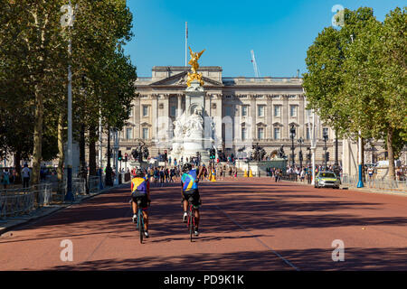 Londres Angleterre 05 août 2018 cyclistes roulent le long du Mall vers Buckingham Palace Banque D'Images