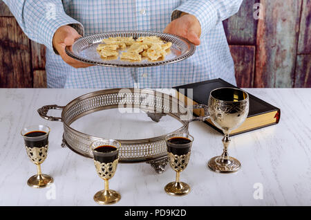 Symboles chrétiens la sainte communion sur table en bois à l'église.Prendre la Communion.tasse de verre de vin rouge, rompre le pain dans l'église au cours de la c Banque D'Images