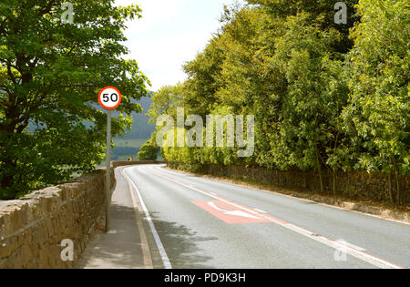 Route de campagne dans un petit village de Dovestones Tameside sur le bord du Grand Manchester, Angleterre Banque D'Images