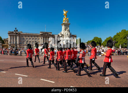 Angleterre Londres, 05 août 2018, un détachement du Grenadier Guards arrive au Palais de Buckingham lors de cérémonie de la relève de la garde Banque D'Images