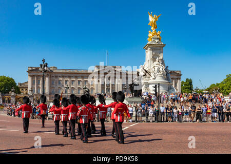 Angleterre Londres, 05 août 2018, un détachement du Grenadier Guards arrive au Palais de Buckingham lors de cérémonie de la relève de la garde Banque D'Images