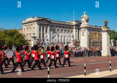 Angleterre Londres, 05 août 2018 La Bande des Coldstream Guards arrive au Palais de Buckingham pour la cérémonie de la relève de la garde Banque D'Images