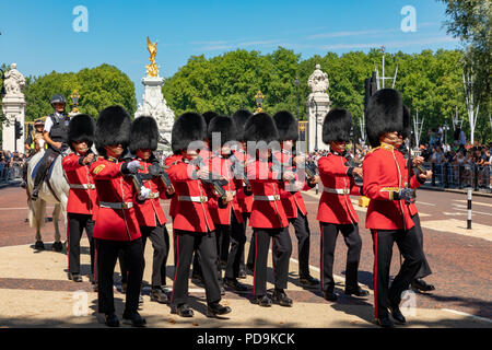 Angleterre Londres, 05 août 2018 un détachement de Grenadier Guards retourne au quartier après la modification de la garde à Buckingham Palace Banque D'Images