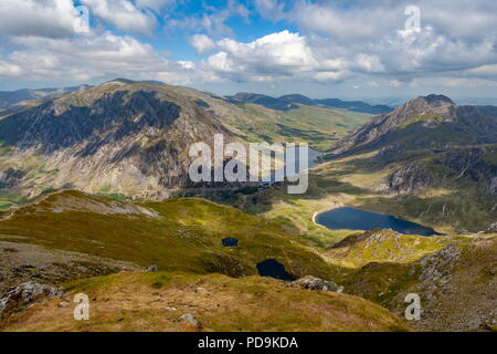 Une vue sur la vallée d'Ogwen Y Garn, une partie de la gamme Glyderau Snowdonia, Banque D'Images