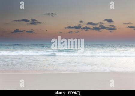 Au cours de surf crépuscule sur la mer, Playa Bavaro, Punta Cana, République Dominicaine Banque D'Images